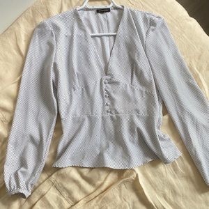 Black&white deep V button detail belle sleeves